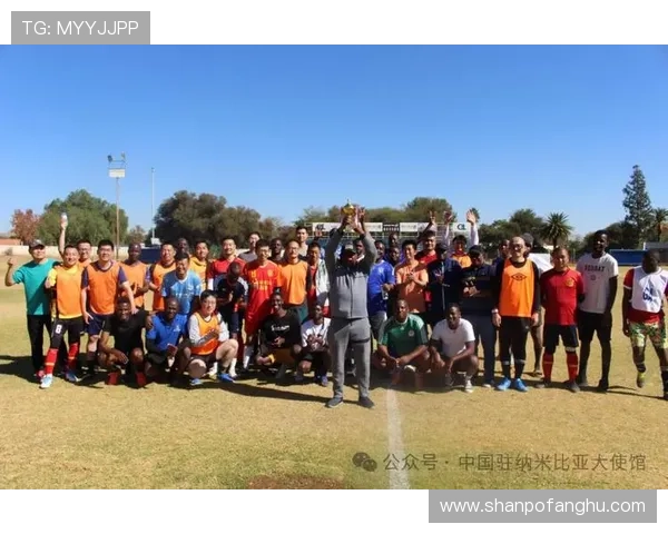 外国球星与中国足球运动员互动交流展现国际友谊与合作精神