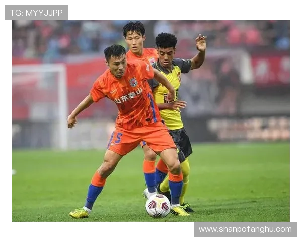 足球场上风波不断 球星怒火冲天引发激烈冲突背后真相揭秘