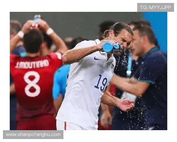 足球明星赛场喝水瞬间被捕捉展现轻松真实一面引发网友热议